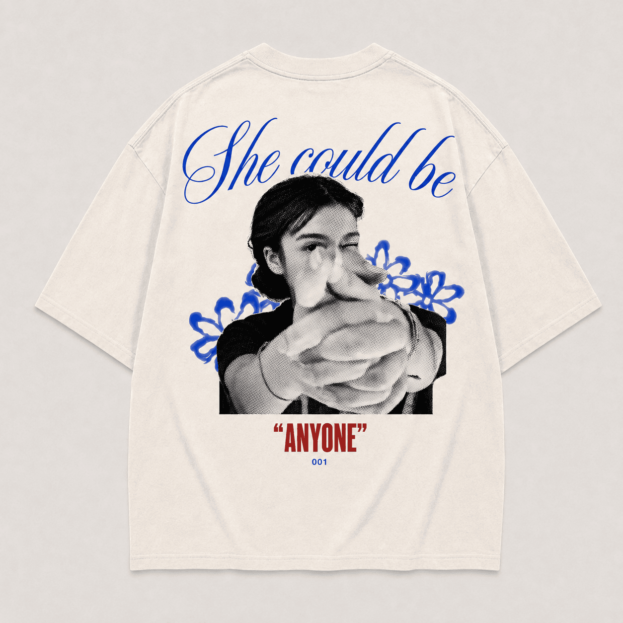 Vista posterior de la camiseta She Could Be Anyone Tee con retrato en halftone